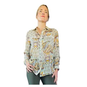 Modelando ropa de moda.